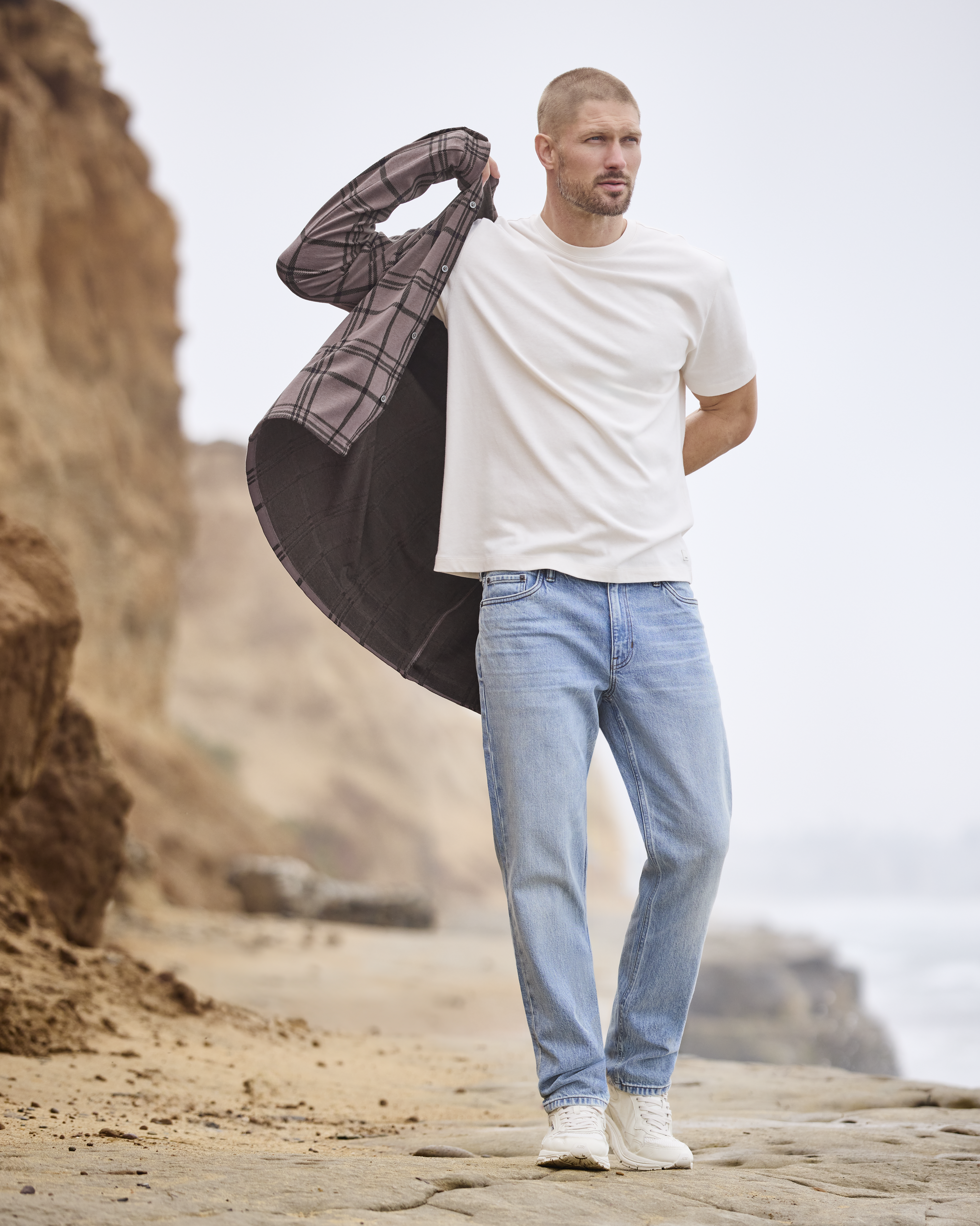 Vuori Vintage Jean Classic Fit 32" | Light Wash Denim