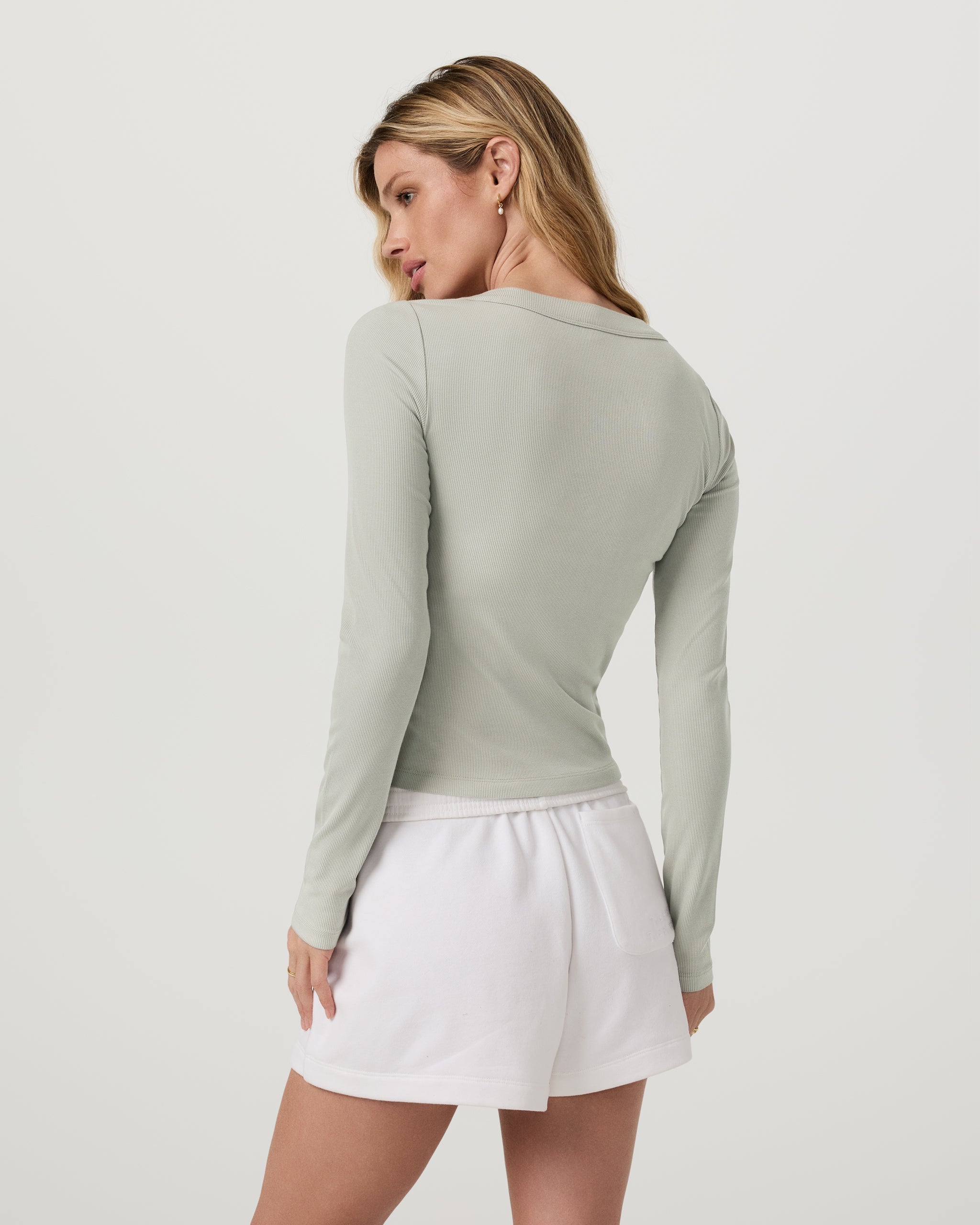 Long Sleeve Pose Scoop Tee | Talc