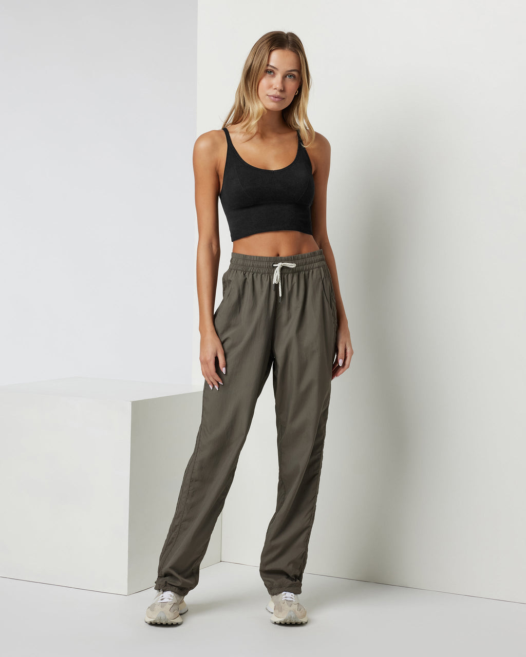 Quince Seamless Crop | Black