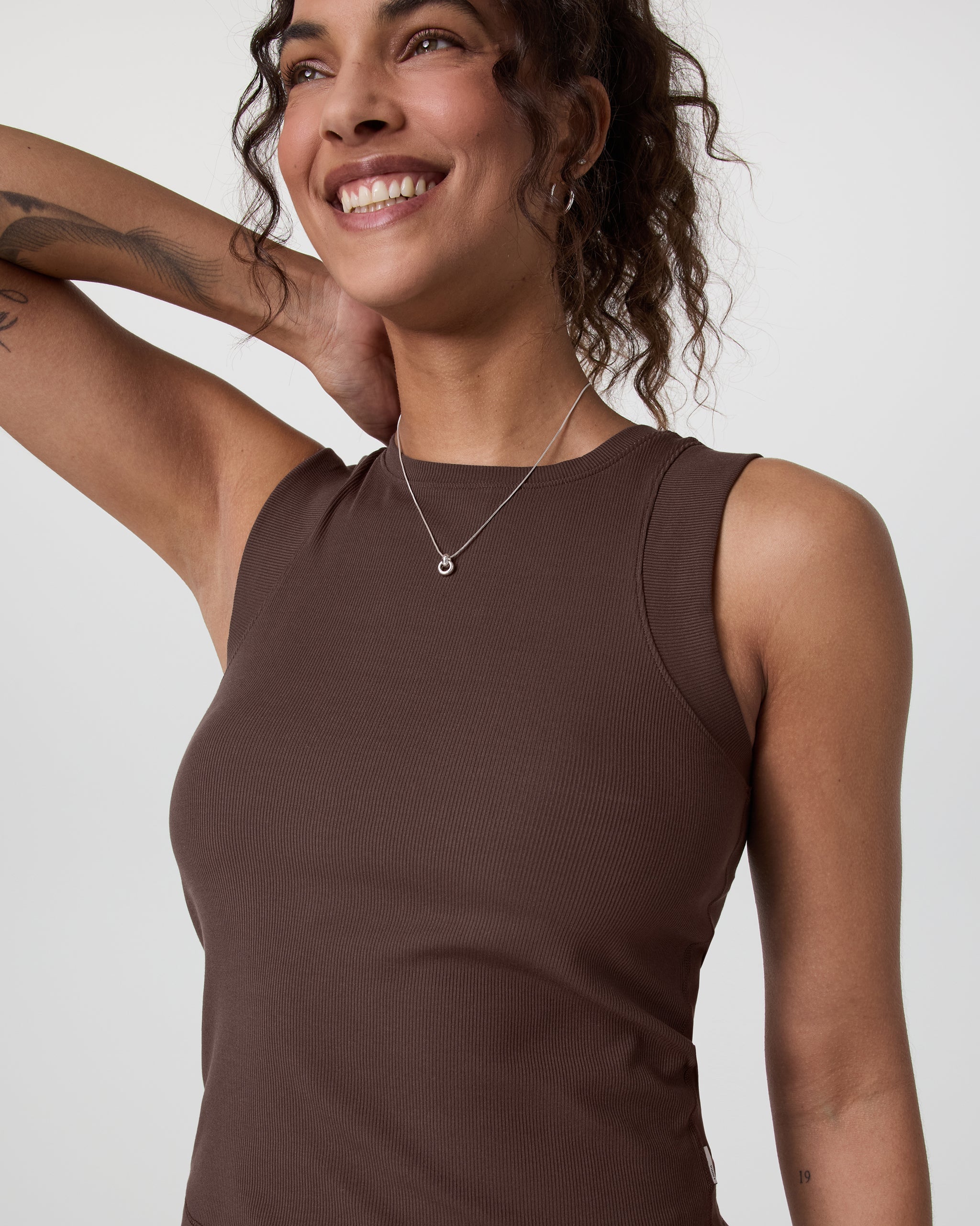 Pose Modern Tank | Java