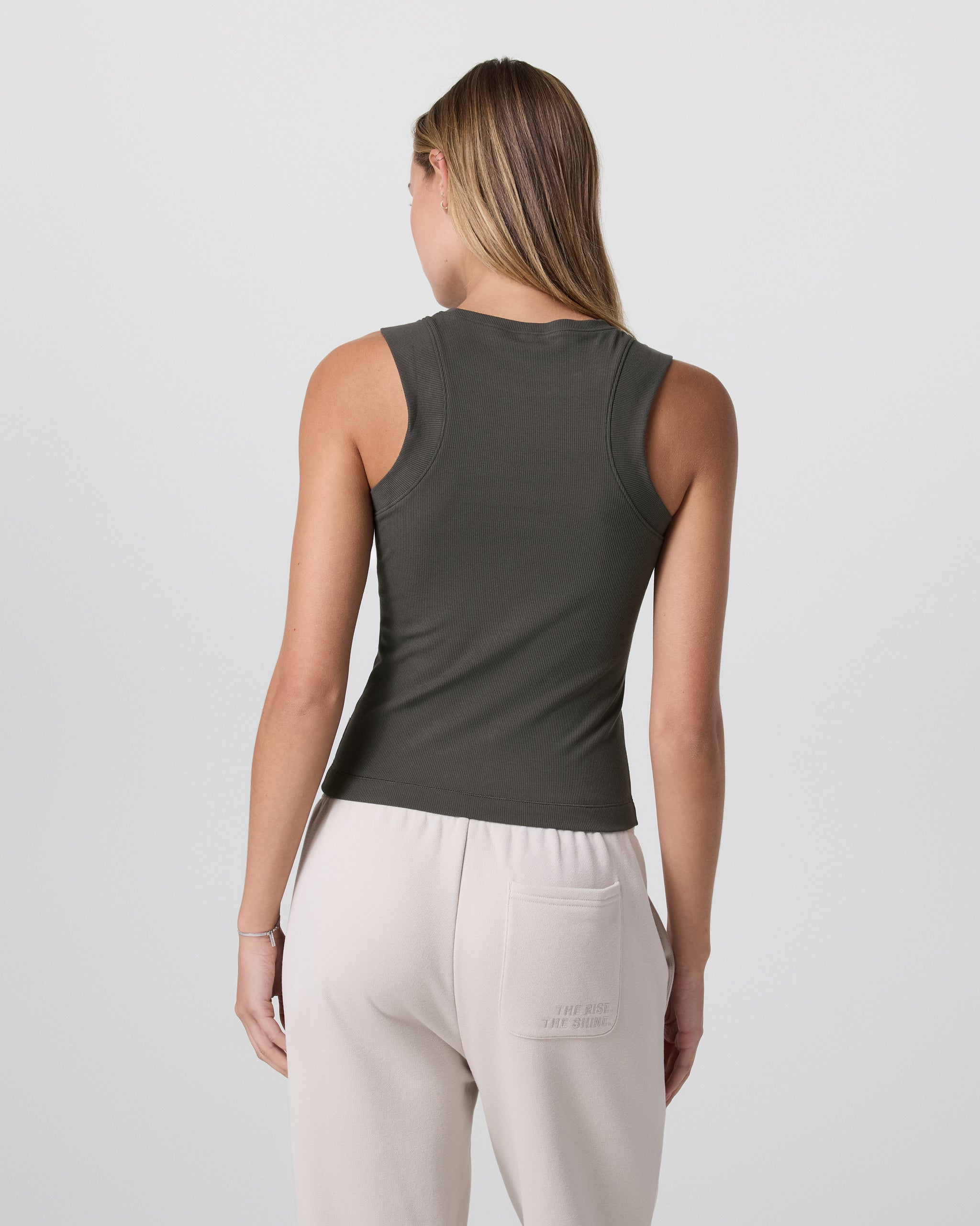 Pose Modern Tank | Kale