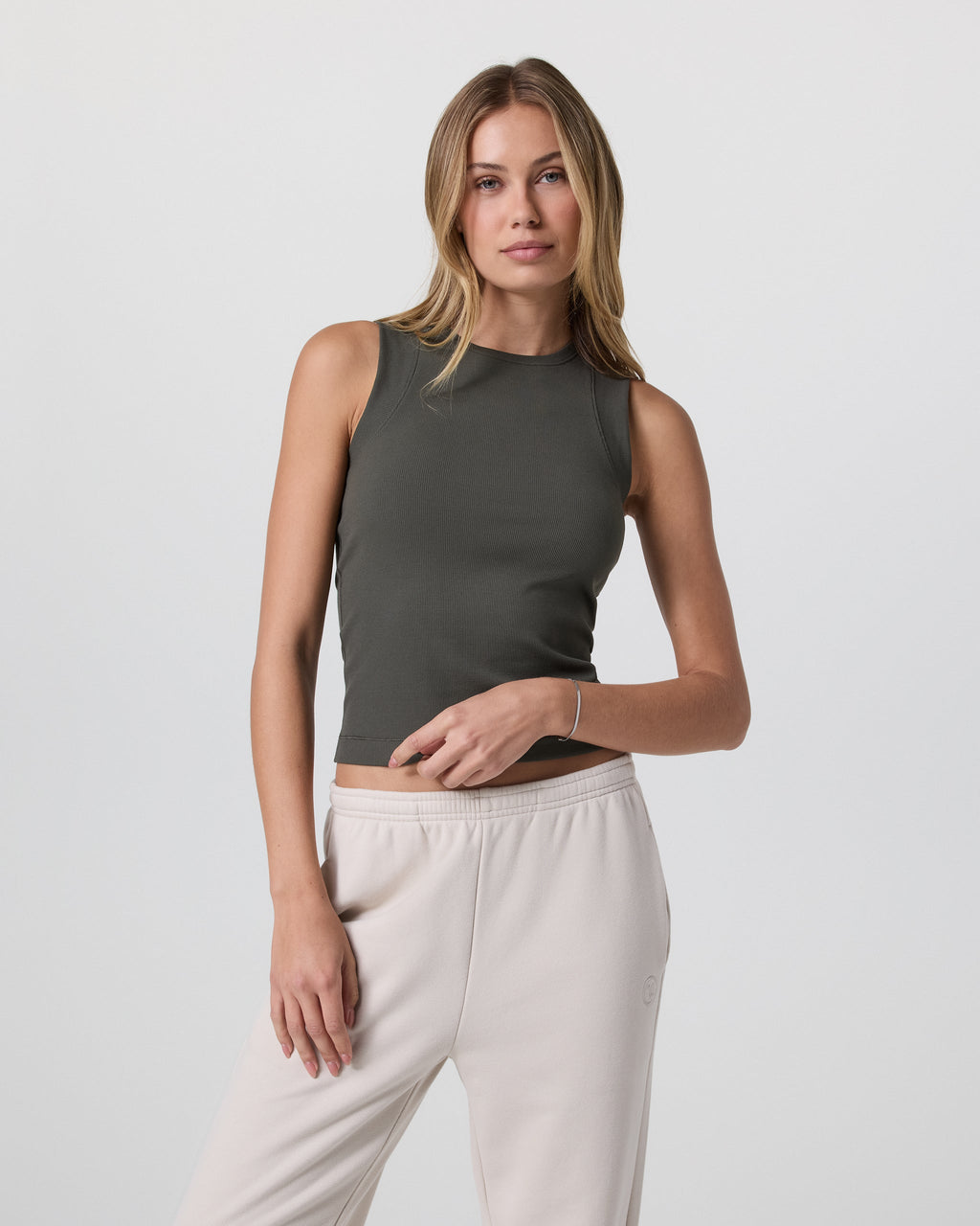 Pose Modern Tank | Kale