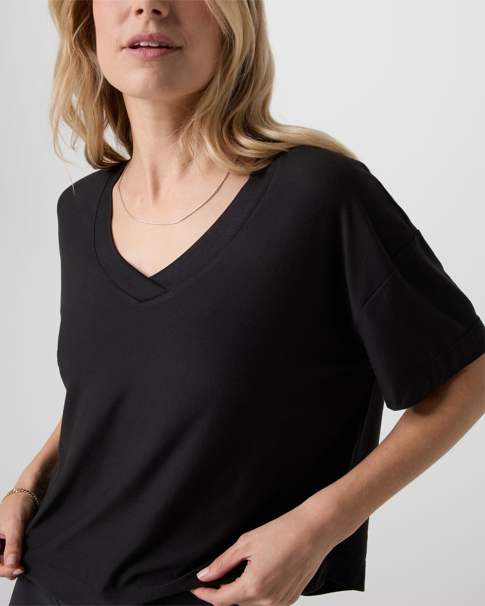 Short Sleeve Energy V-Neck Tee | Black