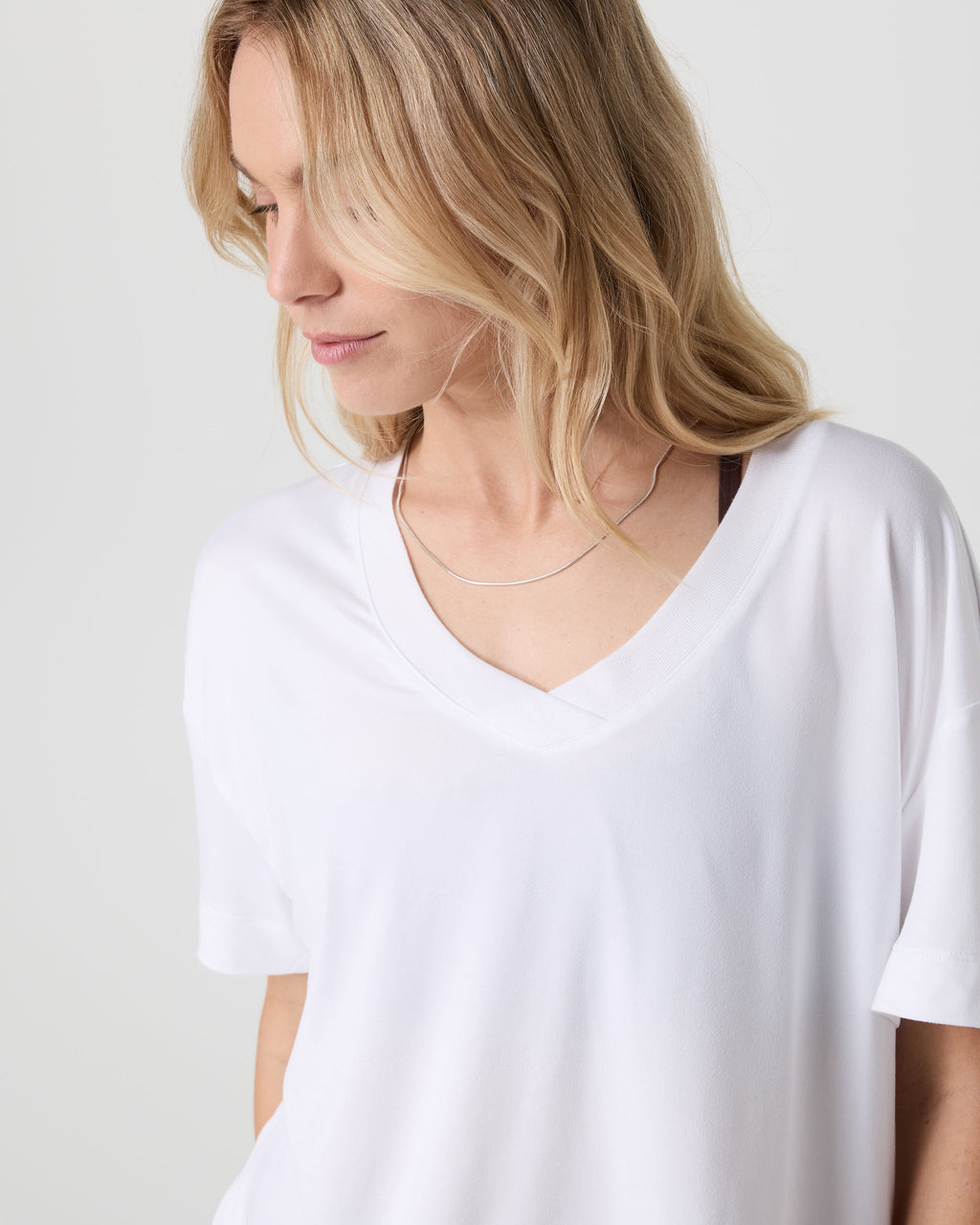 Short Sleeve Energy V-Neck Tee | White