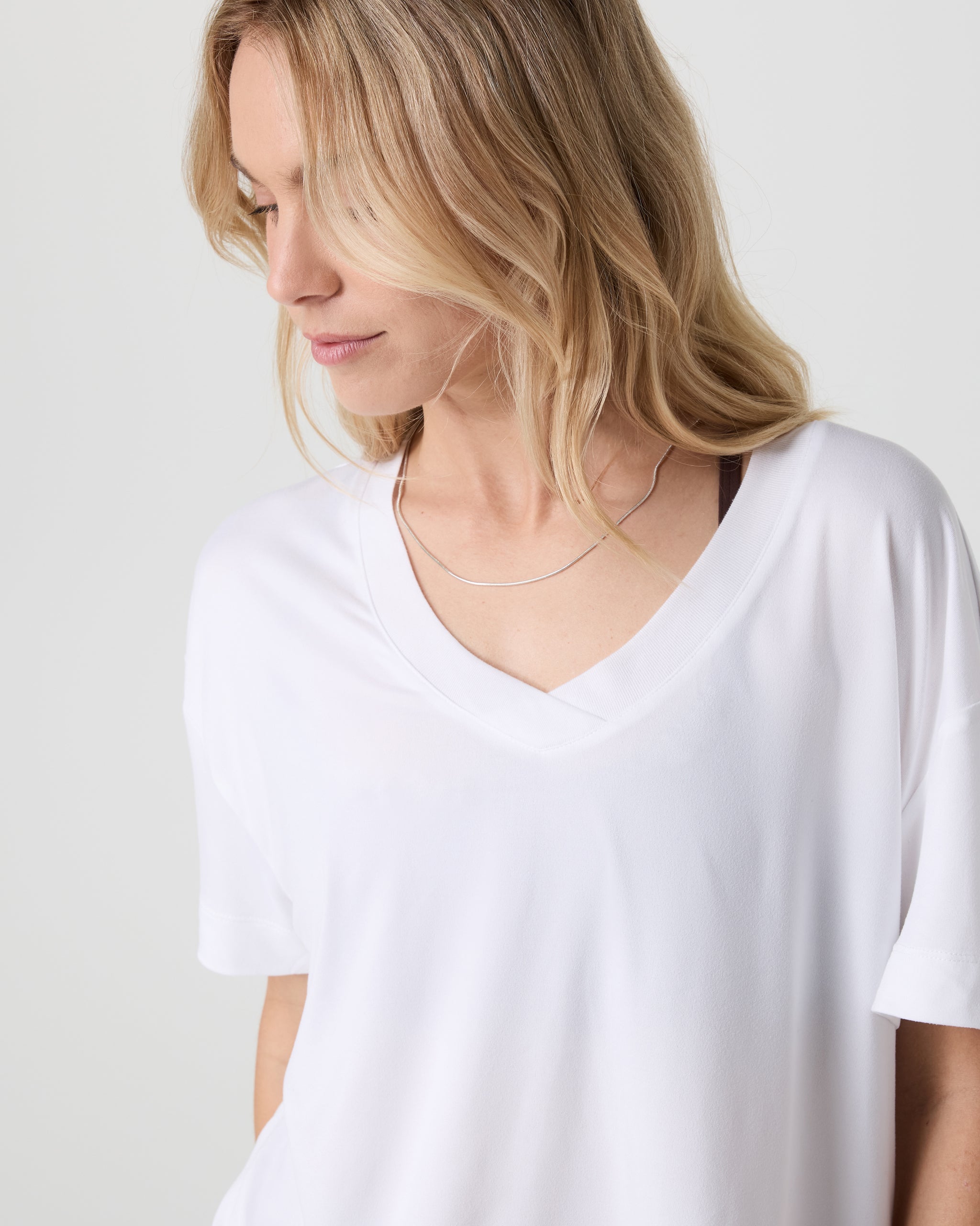 Short Sleeve Energy V-Neck Tee | White